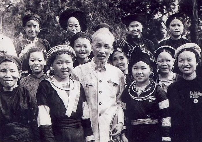 Bác Hồ với đồng bào dân tộc thiểu số. Ảnh tư liệu
