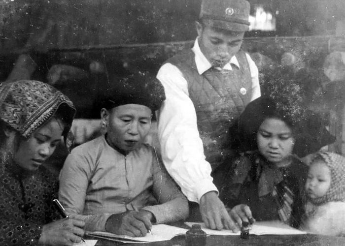 Bộ đội Biên phòng Nghệ An dạy xóa mù chữ cho đồng bào dân tộc thiểu số năm 1967. Ảnh tư liệu