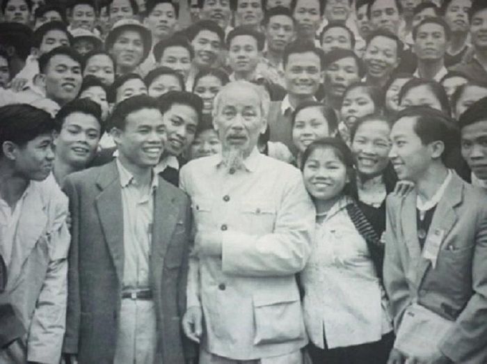 Bác Hồ với thanh niên Việt Nam. Ảnh tư liệu