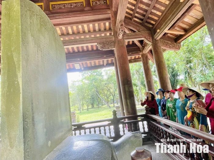 Du khách tham quan tại Khu Di tích lịch sử Lam Kinh.