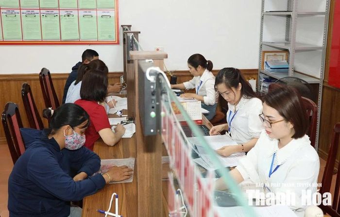 Người dân đến làm thủ tục hành chính tại Trung tâm Phục vụ hành chính công phường Quang Trung. Ảnh: Việt Hương