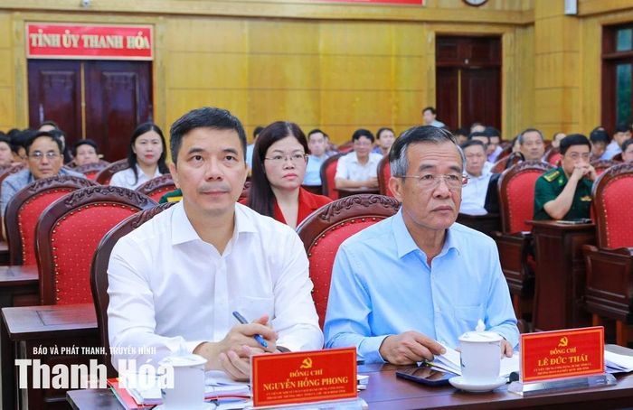 Bí thư Tỉnh ủy Lê Đức Thái và Phó Bí thư Thường trực Tỉnh ủy Nguyễn Hồng Phong dự hội nghị tại điểm cầu Tỉnh ủy Thanh Hóa.