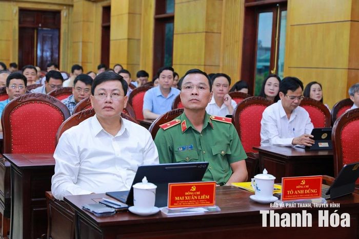 Các đồng chí Ủy viên Ban Thường vụ Tỉnh ủy và đại biểu dự hội nghị tại điểm cầu Tỉnh ủy Thanh Hóa.