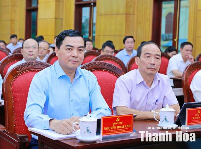 Chủ tịch UBND tỉnh Nguyễn Hoài Anh và đại biểu dự hội nghị tại điểm cầu Tỉnh ủy Thanh Hóa.