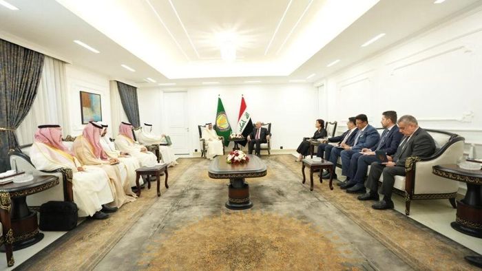 Tổng thư ký Hội đồng Hợp tác vùng Vịnh Jasem Mohamed Albudaiwi tiếp đón Bộ trưởng Ngoại giao Iraq Fuad Hussein tại Baghdad, Iraq, ngày 30/6/2026. Ảnh: Tân Hoa Xã.