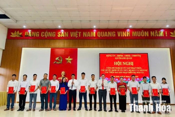 Lãnh đạo xã trao quyết định chỉ định chi ủy, chức danh bí thư, phó bí thư chi bộ các thôn sau sắp xếp.