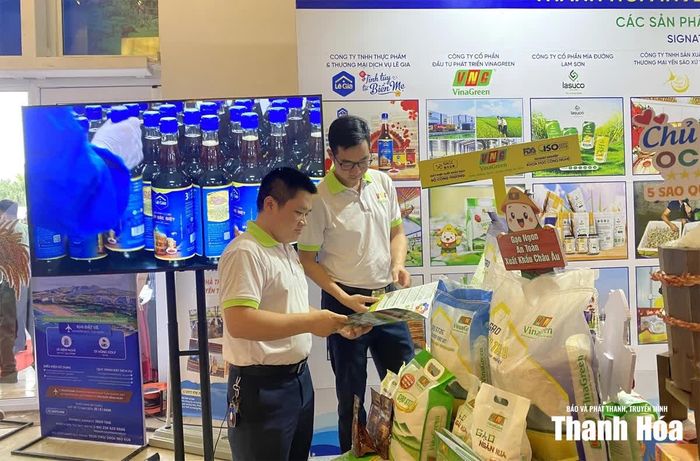 Các sản phẩm OCOP của tỉnh tham gia trưng bày, quảng bá để thúc đẩy tiêu thụ trên thị trường.