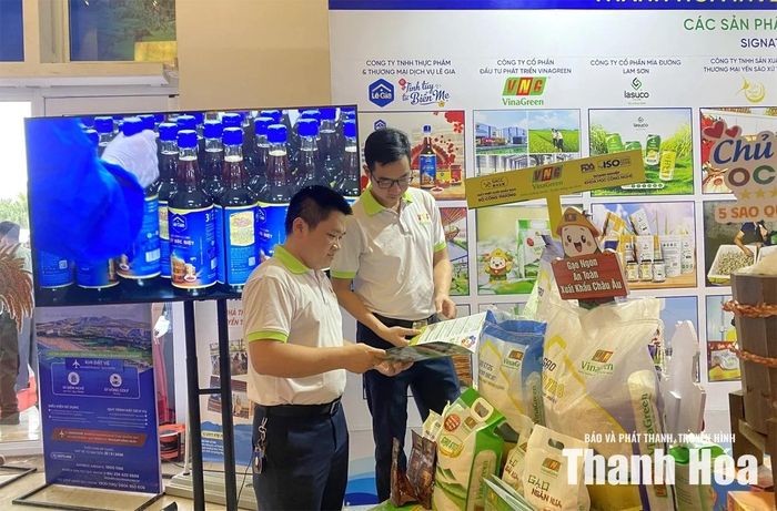 Các sản phẩm OCOP của tỉnh tham gia trưng bày, quảng bá để thúc đẩy tiêu thụ trên thị trường.