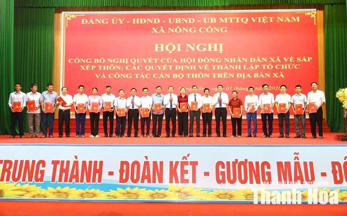 Lãnh đạo xã Nông Cống trao quyết định chỉ định chi ủy, chức danh bí thư, trưởng thôn, trưởng ban công tác mặt trận sau sắp xếp.