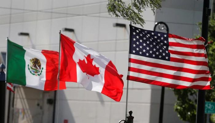 Quốc kỳ Mỹ, Canada và Mexico tung bay cạnh nhau tại thành phố Detroit, bang Michigan, Mỹ, ngày 29/8/2018. Ảnh: Reuters.