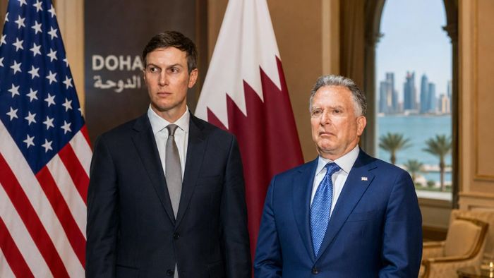 Đặc phái viên Mỹ Steve Witkoff (trái) và Jared Kushner tới Doha để làm việc với các bên trung gian. Ảnh: Ahram Online.