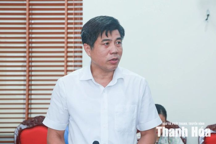 Đại diện Sở Giáo dục và Đào tạo giải đáp thắc mắc của các đội bóng.
