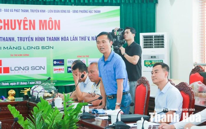 Đại diện các đội bóng phát biểu ý kiến.