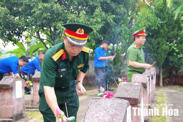Đại tá Phạm Văn Sâm, Tỉnh ủy viên, Chính ủy Bộ CHQS tỉnh thắp hương lên các phần mộ liệt sĩ.