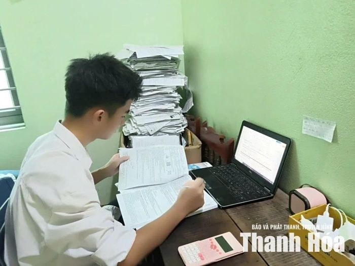 Phạm Đăng Đạt bên góc học tập quen thuộc.
