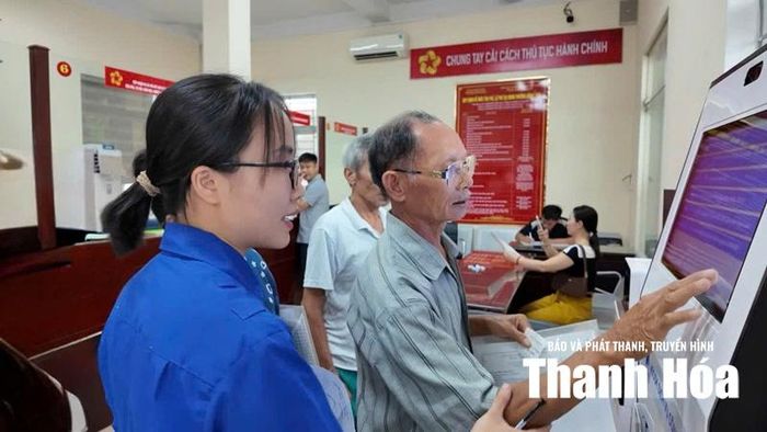 Thanh niên phường Đông Sơn hỗ trợ người dân sử dụng Kiosk thông minh.