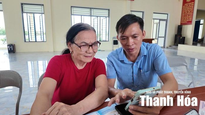 Tổ công nghệ số cộng đồng hướng dẫn người dân sử dụng dịch vụ công.