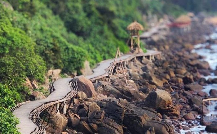 Cây cầu uốn lượn quanh bờ biển, gây ấn tượng với du khách ngay khi vừa ghé chân. Ảnh: Nghi Son Eco Island