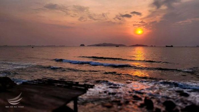 Được biết, hiện nay, vé cầu gỗ được cung cấp theo 2 hình thức: Mua trực tiếp dành cho khách tham quan trong ngày (không lưu trú tại Nghi Son Eco Island) hoặc vé tặng kèm (cùng voucher nhà hàng) nằm trong gói ưu đãi dành cho khách lưu trú tại đây. Ảnh: Nghi Son Eco Island