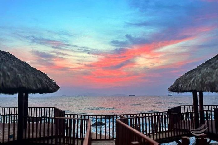 Từ đây, du khách có thể phóng tầm mắt ngắm nhìn trọn khoảnh khắc đẹp nhất trong ngày của Bãi Đông. Ảnh: Nghi Son Eco Island
