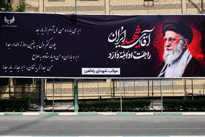 Iran đang chuẩn bị cho tang lễ của Đại giáo chủ Ali Khamenei. Ảnh: Le Monde.