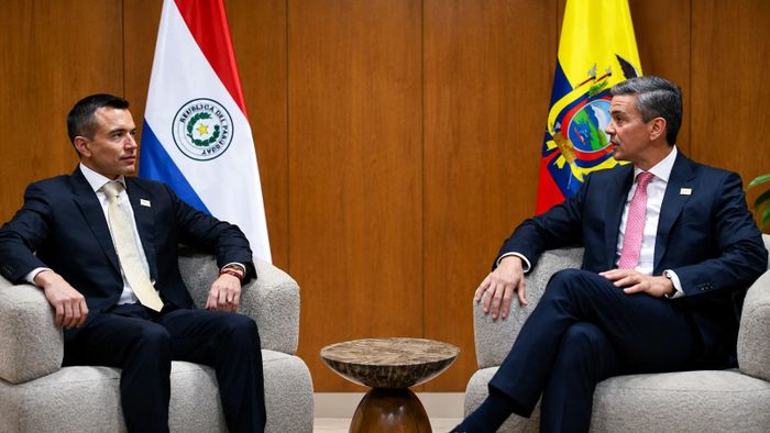 Tổng thống Paraguay Santiago Penã hội đàm với người đồng cấp Ecuador Daniel Noboa bên lề Hội nghị.