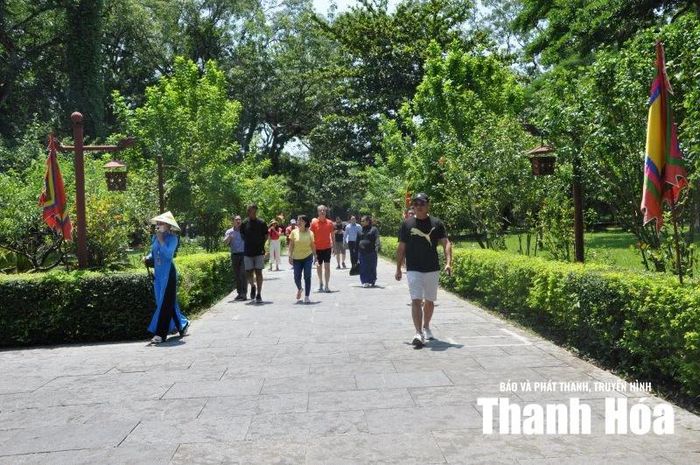 Khách du lịch tham quan Khu Di tích Quốc gia đặc biệt Lam Kinh.