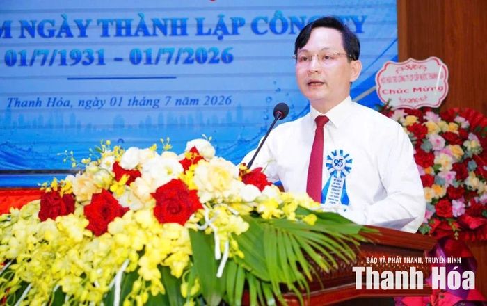 Ông Lê Thế Sơn, Bí thư Đảng ủy, Chủ tịch HĐQT Công ty CP Cấp nước Thanh Hóa trình bày diễn văn kỷ niệm.