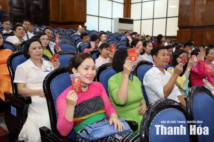 Các đại biểu biểu quyết thông qua chương trình, quy chế Đại hội.