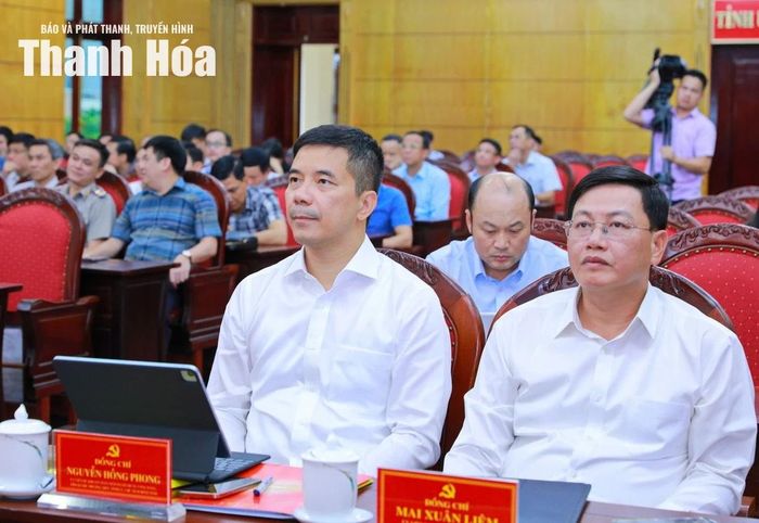 Phó Bí thư Thường trực Tỉnh ủy Nguyễn Hồng Phong và đại biểu dự hội nghị tại điểm cầu Tỉnh ủy Thanh Hóa.