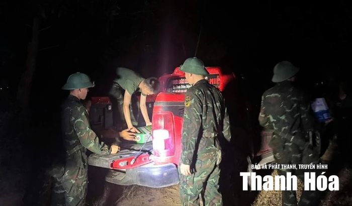 Vận chuyển nhu yếu phẩm hỗ trợ lực lượng chữa cháy rừng.