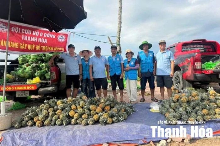 Bán hàng gây quỹ hỗ trợ bệnh nhân nghèo.