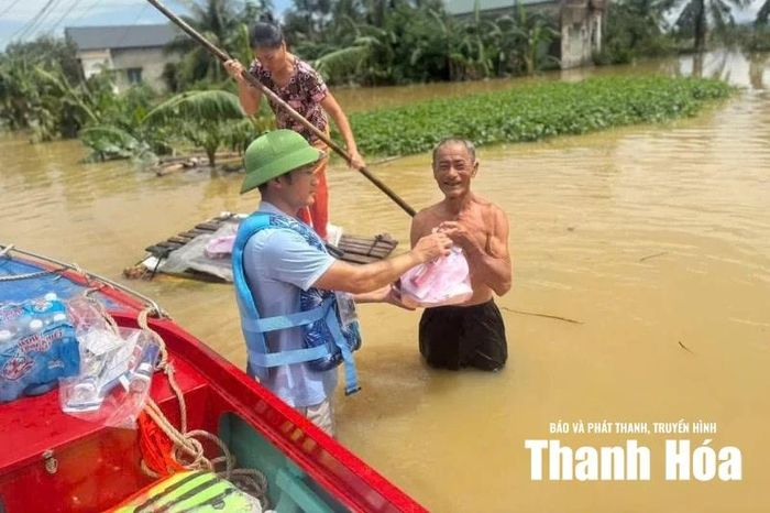 Thành viên trong đội phát quà cứu trợ tại vùng bị ảnh hưởng lũ lụt.