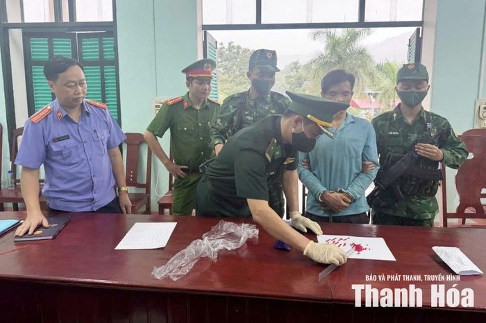 Lực lượng chức năng kiểm đếm tang vật ma túy trong vụ bắt giữ đối tượng Van Xay Thíp Phạ Phon.
