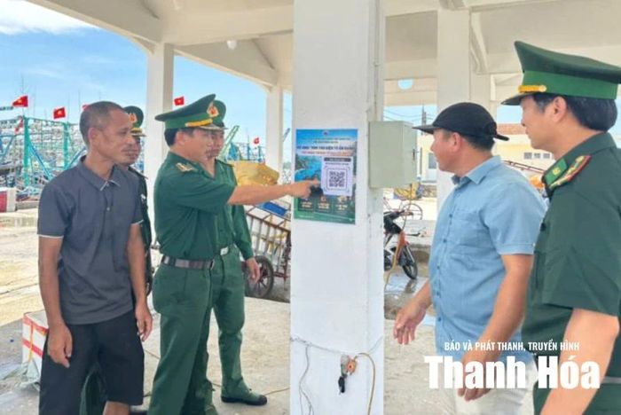 Hướng dẫn sử dụng mã QR ẩn danh cho người dân tại cảng cá Lạch Bạng.