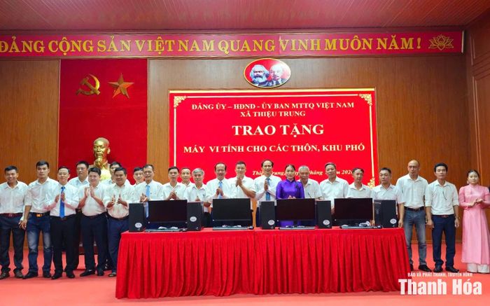 Xã Thiệu Trung trao máy tính cho các thôn để thực hiện nhiệm vụ.