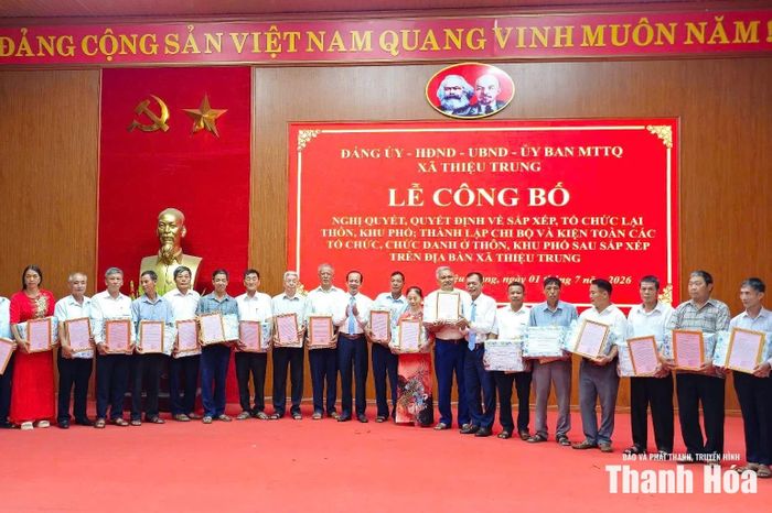 Các cán bộ thôn mới ở xã Thiệu Trung nhận quyết định phân công nhiệm vụ mới.