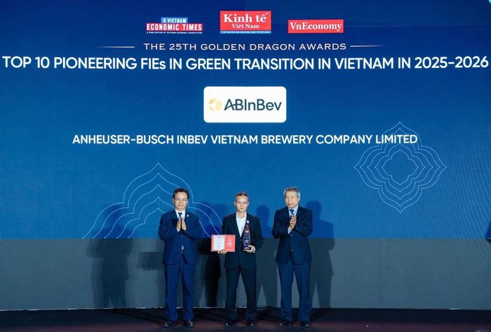 Ông Lê Hải Hoàng - Giám đốc Kinh doanh Khu vực Miền Bắc và Miền Trung, AB Inbev Việt Nam đại diện nhận danh hiệu tại Rồng Vàng 2026.