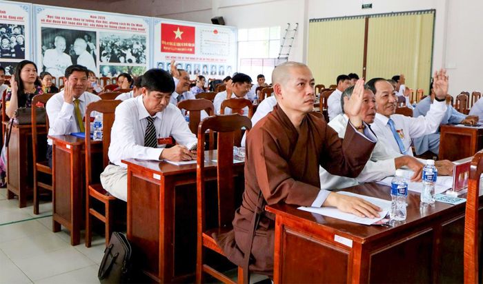 Đại biểu biểu quyết thống nhất 7 chỉ tiêu trong nhiệm kỳ mới.