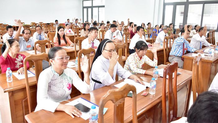 Đại biểu biểu quyết thông qua nghị quyết.