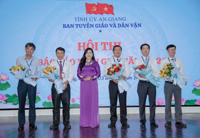Phó trưởng Ban Tuyên giáo và Dân vận Tỉnh ủy An Giang Nguyễn Thị Hồng Loan tặng hoa Ban Giám khảo hội thi.