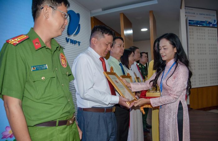 Phó Giám đốc Sở Văn hóa và Thể thao tỉnh An Giang Lê Thị Phà Ca trao chứng nhận tham dự hội thi cho các thí sinh.