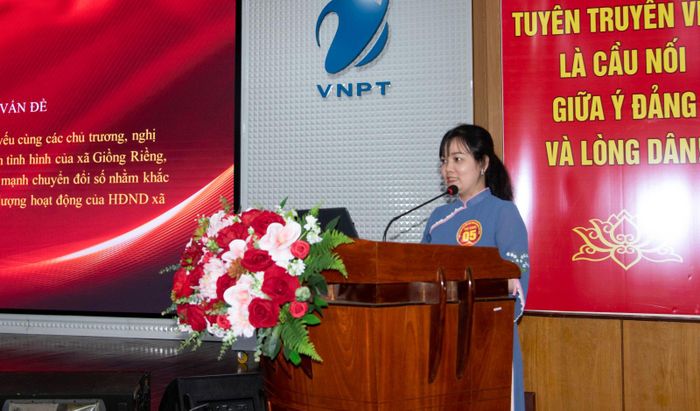 Thí sinh Phan Thị Ngọc Cẩm (xã Giồng Riềng) trình bày nội dung thi sau lễ khai mạc.