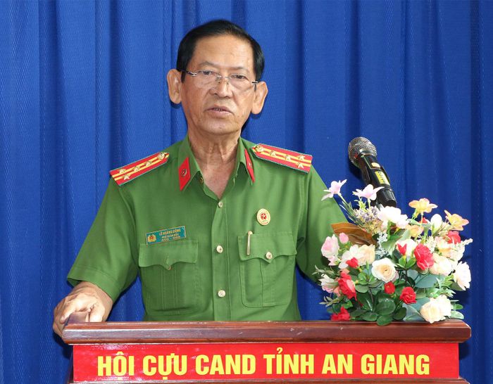 Đại tá Lê Hoàng Dũng, Chủ tịch Hội Cựu Công an nhân dân phát biểu tại hội nghị.