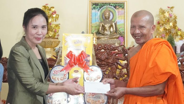 Phó trưởng Ban Tôn giáo Chính phủ Trần Thị Minh Nga tặng quà cho Hòa thượng Danh Liêm.