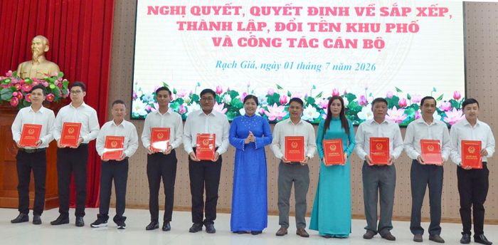 Phó Bí thư Thường trực Đảng ủy, Chủ tịch HĐND phường Rạch Giá Nguyễn Thị Hoàn Xuân trao quyết định chỉ định trưởng khu phố lâm thời.