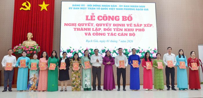 Lãnh đạo Ủy ban MTTQ Việt Nam phường Rạch Giá trao các quyết định cho đại diện ban công tác Mặt trận các khu phố.