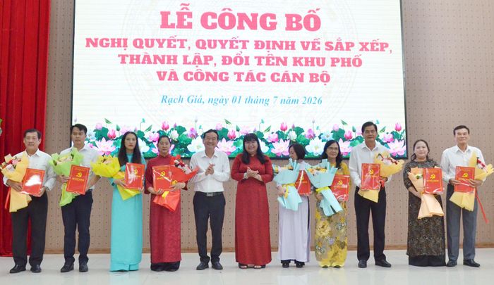 Đại diện các khu phố nhận quyết định về sắp xếp, thành lập, đổi tên các khu phố trên địa bàn phường.
