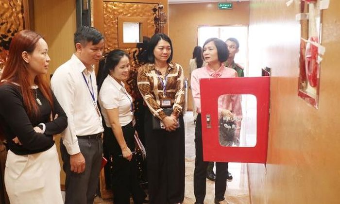 Thường trực HĐND phường Võ Cường giám sát việc chấp hành quy định pháp luật tại các cơ sở kinh doanh có điều kiện trên địa bàn.