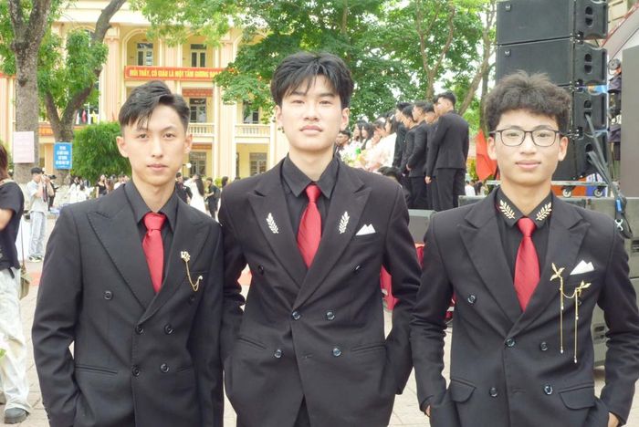  Em Nguyễn Khắc Công (ngoài cùng bên phải) cùng các bạn. 
